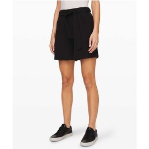 Lululemon Women's Noir Short 5.5" Size 8 - Black Tie-Waist Shorts